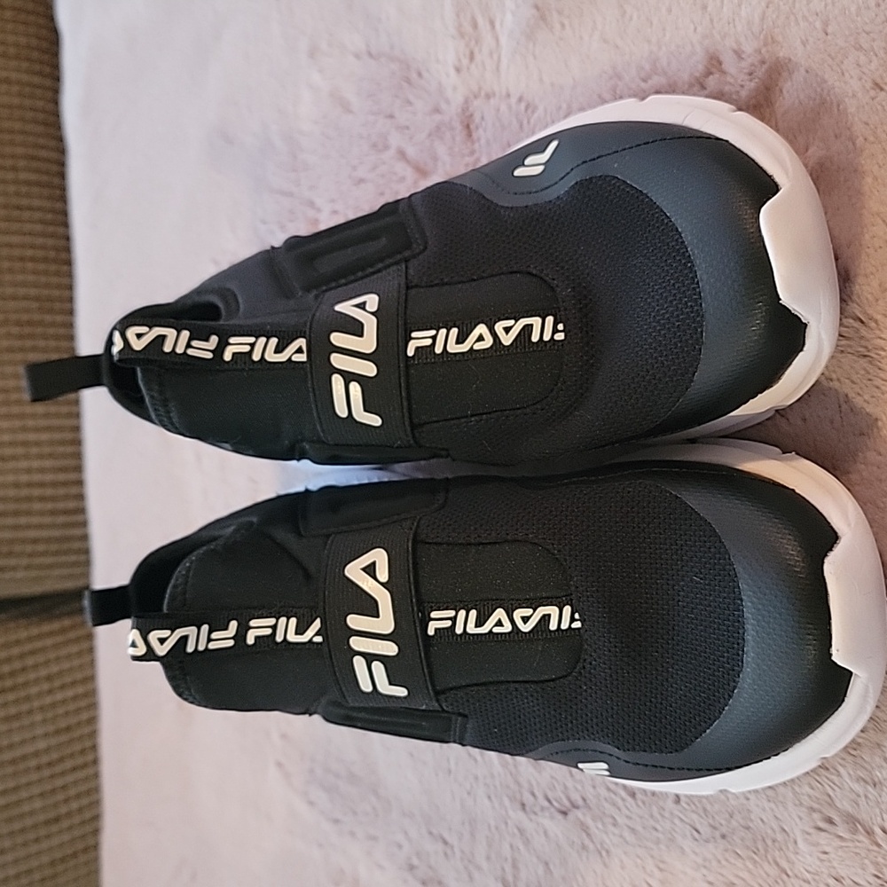 Fila Size 7 Black & White Sneakers